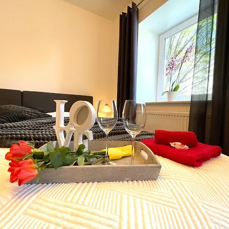 Neubauwohnung In - Sehr Zentral,gratis Parkplatz Und Balkon Apartment *