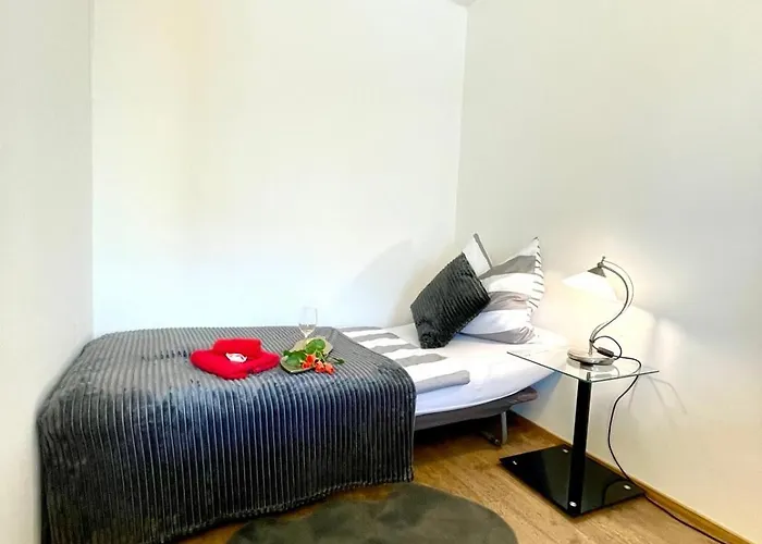 Lägenhet Neubauwohnung In - Sehr Zentral,gratis Parkplatz Und Balkon *